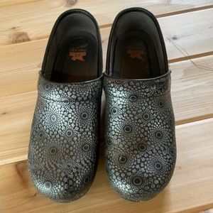 Dansko clog black and silver